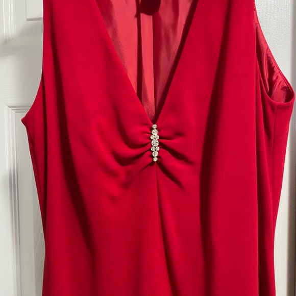 Jones New York Woman’s gown with breast broach - Picture 2 of 2